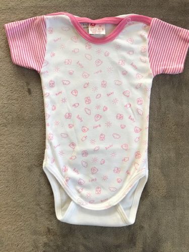 Leopoldi Body rövid ujjú #filmnyomott #86 #fehér-rózsaszín maci-ház-nap-fa-felhő #113710