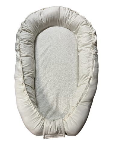 Wikids Babafészek #krém-fehér apró levelek