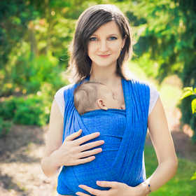 A hordozókendő megnyugtatja és fejleszti a babát