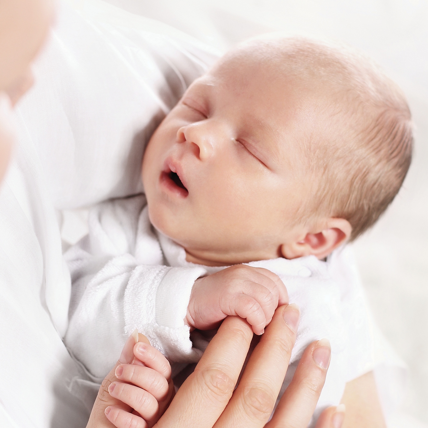 Milyen játékokat ajánlok az első hetekben a kisbabák számára?